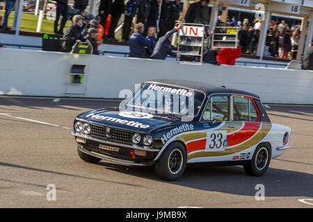 1976 Triumph Dolomite Sprint mit Ken Clarke Fahrer während des Rennens Gerry Marshall Trophy, Goodwood GRRC 74. Mitgliederversammlung, Sussex, UK. Stockfoto