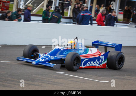 1980 Tyrrell-Cosworth-010-F1 "Bodeneffekte' Auto mit Fahrer, Loic Deman bei Goodwood GRRC 74. Mitgliederversammlung, Sussex, UK. Stockfoto