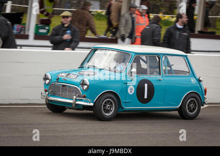 1964 Austin Mini Cooper S mit Fahrer Jason Stanley während dem Whitmore Cup Rennen in Goodwood GRRC 74. Mitgliederversammlung, Sussex, UK. Stockfoto