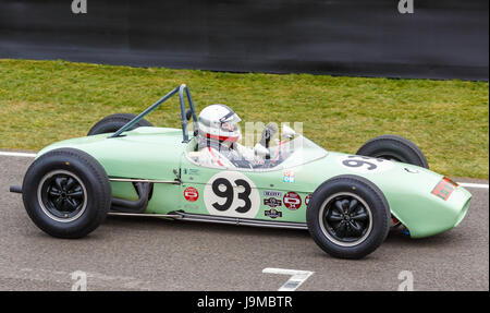 1961 Lotus-Climax 18 mit Stephen Bond Fahrer in der Startaufstellung für die Brooks-Trophy Rennen in Goodwood GRRC 74. Mitgliederversammlung, Sussex, UK. Stockfoto