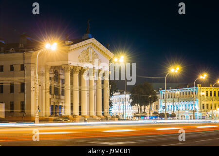 Gomel, Weißrussland. Verkehrs- und Licht-Trails in der Nähe von Gomel Regional Drama Theatergebäude auf dem Lenin-Platz. Sommernacht. Langzeitbelichtung Stockfoto