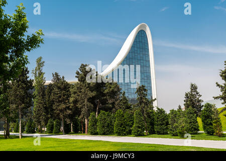 Aserbaidschan, Baku, 20. Mai 2017. Heydar Aliyev Center Gebäude mit Auditorium, Galerie Hall und Museum. Von weltberühmten Architektin Zaha Hadid entworfen. Stockfoto