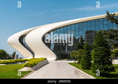 Aserbaidschan, Baku, 20. Mai 2017. Heydar Aliyev Center Gebäude mit Auditorium, Galerie Hall und Museum. Von weltberühmten Architektin Zaha Hadid entworfen. Stockfoto