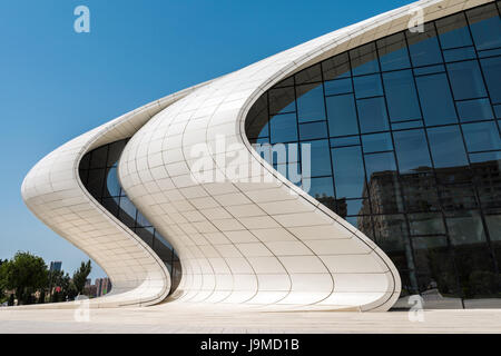 Aserbaidschan, Baku, 20. Mai 2017. Heydar Aliyev Center Gebäude mit Auditorium, Galerie Hall und Museum. Von weltberühmten Architektin Zaha Hadid entworfen. Stockfoto