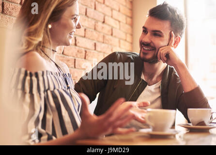 Junges Paar mit Gespräch über Kaffeepause Stockfoto