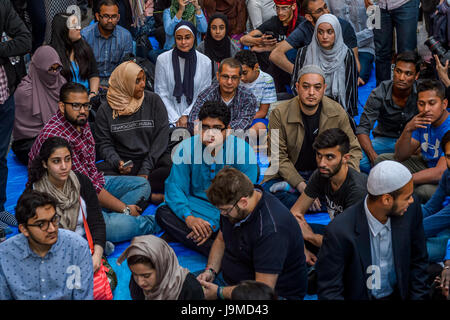 Hunderte von New Yorkern aller Glaubensrichtungen trafen sich am Abend des 1. Juni 2017; um Brot zu brechen, in einem Iftar organisierte Feier von der New York State Einwanderer Action Fund und M Machtwechsel. Das Iftar ist das Abendessen, wenn Muslime beenden ihre tägliche Ramadan Fasten bei Sonnenuntergang und wird oft mit Familie und Freunden geteilt. (Foto: Erik Mcgregor / Pacific Press) Stockfoto