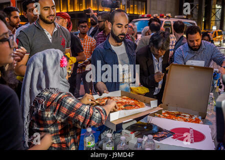 Hunderte von New Yorkern aller Glaubensrichtungen trafen sich am Abend des 1. Juni 2017; um Brot zu brechen, in einem Iftar organisierte Feier von der New York State Einwanderer Action Fund und M Machtwechsel. Das Iftar ist das Abendessen, wenn Muslime beenden ihre tägliche Ramadan Fasten bei Sonnenuntergang und wird oft mit Familie und Freunden geteilt. (Foto: Erik Mcgregor / Pacific Press) Stockfoto