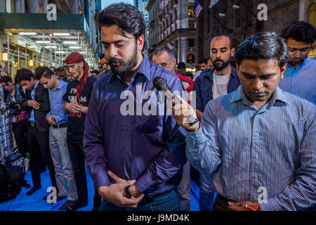 Hunderte von New Yorkern aller Glaubensrichtungen trafen sich am Abend des 1. Juni 2017; um Brot zu brechen, in einem Iftar organisierte Feier von der New York State Einwanderer Action Fund und M Machtwechsel. Das Iftar ist das Abendessen, wenn Muslime beenden ihre tägliche Ramadan Fasten bei Sonnenuntergang und wird oft mit Familie und Freunden geteilt. (Foto: Erik Mcgregor / Pacific Press) Stockfoto