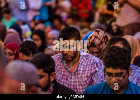 Hunderte von New Yorkern aller Glaubensrichtungen trafen sich am Abend des 1. Juni 2017; um Brot zu brechen, in einem Iftar organisierte Feier von der New York State Einwanderer Action Fund und M Machtwechsel. Das Iftar ist das Abendessen, wenn Muslime beenden ihre tägliche Ramadan Fasten bei Sonnenuntergang und wird oft mit Familie und Freunden geteilt. (Foto: Erik Mcgregor / Pacific Press) Stockfoto