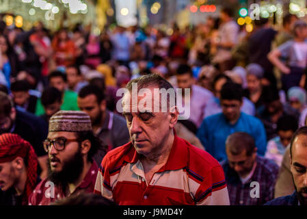 Hunderte von New Yorkern aller Glaubensrichtungen trafen sich am Abend des 1. Juni 2017; um Brot zu brechen, in einem Iftar organisierte Feier von der New York State Einwanderer Action Fund und M Machtwechsel. Das Iftar ist das Abendessen, wenn Muslime beenden ihre tägliche Ramadan Fasten bei Sonnenuntergang und wird oft mit Familie und Freunden geteilt. (Foto: Erik Mcgregor / Pacific Press) Stockfoto