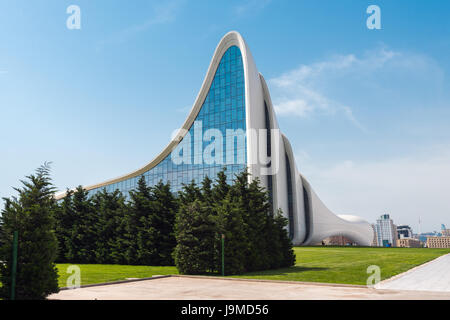 Aserbaidschan, Baku, 20. Mai 2017. Heydar Aliyev Center Gebäude mit Auditorium, Galerie Hall und Museum. Von weltberühmten Architektin Zaha Hadid entworfen. Stockfoto