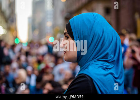 Hunderte von New Yorkern aller Glaubensrichtungen trafen sich am Abend des 1. Juni 2017; um Brot zu brechen, in einem Iftar organisierte Feier von der New York State Einwanderer Action Fund und M Machtwechsel. Das Iftar ist das Abendessen, wenn Muslime beenden ihre tägliche Ramadan Fasten bei Sonnenuntergang und wird oft mit Familie und Freunden geteilt. (Foto: Erik Mcgregor / Pacific Press) Stockfoto