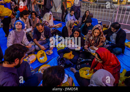 Hunderte von New Yorkern aller Glaubensrichtungen trafen sich am Abend des 1. Juni 2017; um Brot zu brechen, in einem Iftar organisierte Feier von der New York State Einwanderer Action Fund und M Machtwechsel. Das Iftar ist das Abendessen, wenn Muslime beenden ihre tägliche Ramadan Fasten bei Sonnenuntergang und wird oft mit Familie und Freunden geteilt. (Foto: Erik Mcgregor / Pacific Press) Stockfoto