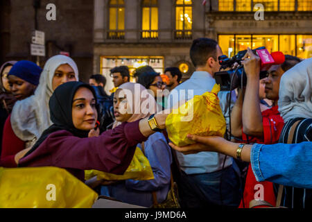 Hunderte von New Yorkern aller Glaubensrichtungen trafen sich am Abend des 1. Juni 2017; um Brot zu brechen, in einem Iftar organisierte Feier von der New York State Einwanderer Action Fund und M Machtwechsel. Das Iftar ist das Abendessen, wenn Muslime beenden ihre tägliche Ramadan Fasten bei Sonnenuntergang und wird oft mit Familie und Freunden geteilt. (Foto: Erik Mcgregor / Pacific Press) Stockfoto