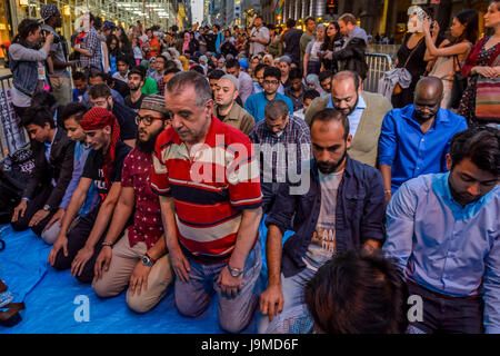 Hunderte von New Yorkern aller Glaubensrichtungen trafen sich am Abend des 1. Juni 2017; um Brot zu brechen, in einem Iftar organisierte Feier von der New York State Einwanderer Action Fund und M Machtwechsel. Das Iftar ist das Abendessen, wenn Muslime beenden ihre tägliche Ramadan Fasten bei Sonnenuntergang und wird oft mit Familie und Freunden geteilt. (Foto: Erik Mcgregor / Pacific Press) Stockfoto