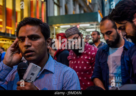 Hunderte von New Yorkern aller Glaubensrichtungen trafen sich am Abend des 1. Juni 2017; um Brot zu brechen, in einem Iftar organisierte Feier von der New York State Einwanderer Action Fund und M Machtwechsel. Das Iftar ist das Abendessen, wenn Muslime beenden ihre tägliche Ramadan Fasten bei Sonnenuntergang und wird oft mit Familie und Freunden geteilt. (Foto: Erik Mcgregor / Pacific Press) Stockfoto