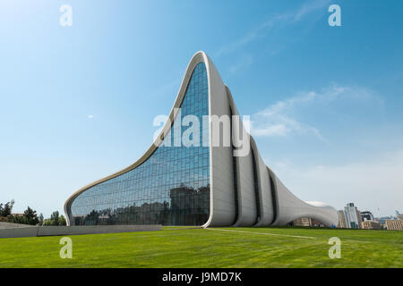 Aserbaidschan, Baku, 20. Mai 2017. Heydar Aliyev Center Gebäude mit Auditorium, Galerie Hall und Museum. Von weltberühmten Architektin Zaha Hadid entworfen. Stockfoto