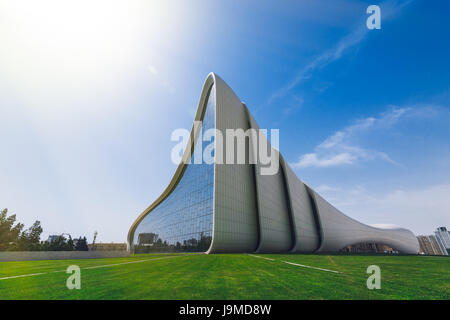 Aserbaidschan, Baku, 20. Mai 2017. Heydar Aliyev Center Gebäude mit Auditorium, Galerie Hall und Museum. Von weltberühmten Architektin Zaha Hadid entworfen. Stockfoto