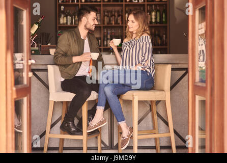 Voller Länge des Paares am Tresen Stockfoto