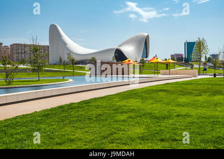 Aserbaidschan, Baku, 20. Mai 2017. Heydar Aliyev Center Gebäude mit Auditorium, Galerie Hall und Museum. Von weltberühmten Architektin Zaha Hadid entworfen. Stockfoto