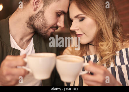 Nahaufnahme eines Paares, die Stirn zu berühren Stockfoto
