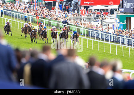 G K Chesterton geritten von jockey William Buick (rechts) auf dem Weg zum Gewinn der Investec klicken Sie & investieren Meile Handicap am Ladies Day während der 2017 Investec Epsom Derby Festival in Epsom Racecourse, Epsom. Stockfoto