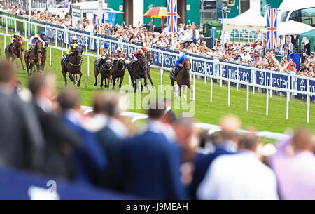 G K Chesterton geritten von jockey William Buick (rechts) auf dem Weg zum Gewinn der Investec klicken Sie & investieren Meile Handicap am Ladies Day während der 2017 Investec Epsom Derby Festival in Epsom Racecourse, Epsom. Stockfoto