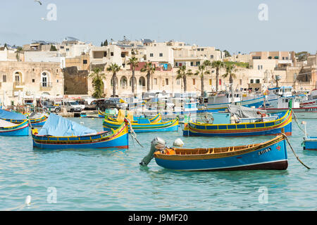 traditionellen maltesischen Fischerboot oder Luzzu, bunt bemalt, im Hafen von Marsaxlokk in Malta Stockfoto