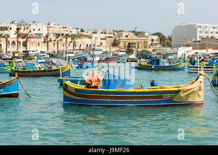 Carmelo Padre einem traditionellen maltesischen Fischerboot oder Luzzu, bunt bemalt, im Hafen von Marsaxlokk in Malta Stockfoto