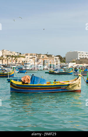 Carmelo Padre einem traditionellen maltesischen Fischerboot oder Luzzu, bunt bemalt, im Hafen von Marsaxlokk in Malta Stockfoto