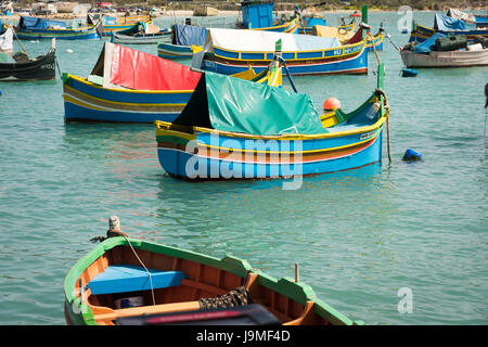 Carmelo Padre einem traditionellen maltesischen Fischerboot oder Luzzu, bunt bemalt, im Hafen von Marsaxlokk in Malta Stockfoto