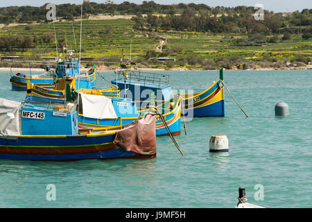 Carmelo Padre einem traditionellen maltesischen Fischerboot oder Luzzu, bunt bemalt, im Hafen von Marsaxlokk in Malta Stockfoto