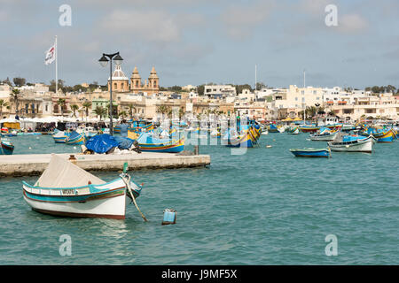 Traditionellen maltesischen Fischerbooten oder Luzzu, bunt bemalt, im Hafen von Marsaxlokk in Malta Stockfoto