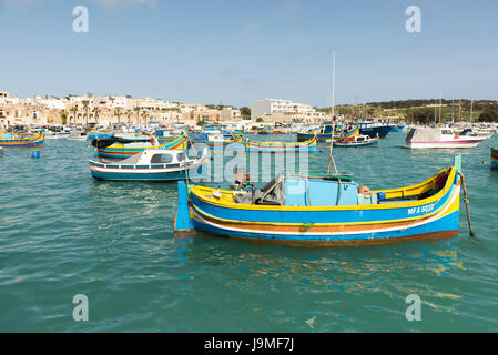 Traditionellen maltesischen Fischerbooten oder Luzzu, bunt bemalt, im Hafen von Marsaxlokk in Malta Stockfoto