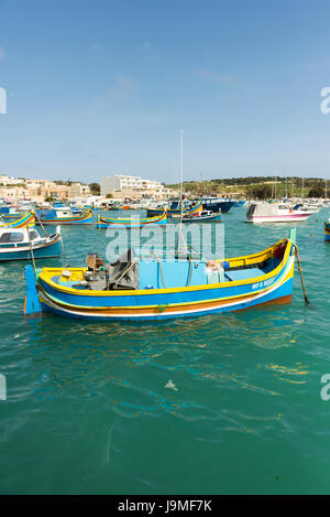 Carmelo Padre einem traditionellen maltesischen Fischerboot oder Luzzu, bunt bemalt, im Hafen von Marsaxlokk in Malta Stockfoto