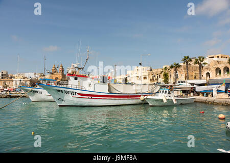 Traditionelle maltesische Fischerboote, die bunt bemalt im Hafen von Marsaxlokk in Malta Stockfoto