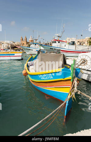 Carmelo Padre einem traditionellen maltesischen Fischerboot oder Luzzu, bunt bemalt, im Hafen von Marsaxlokk in Malta Stockfoto