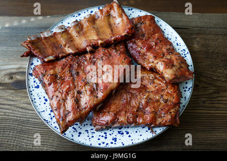 Selbstgemachten geräucherten Barbecue Rippchen fertig zum Verzehr Stockfoto