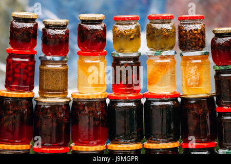 Verschiedene Gläser mit süßen lecker lecker Marmelade Stading In Reihen. Marmelade aus Walnüssen, Tannenzapfen, Walnüsse, Honig hergestellt. Gesunde Küche Stockfoto