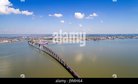 Die Saint-Nazaire-Brücke und die Atlantic Werften in Loire-Mündung, Frankreich Stockfoto