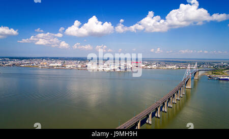 Die Saint-Nazaire-Brücke und die Atlantic Werften in Loire-Mündung, Frankreich Stockfoto