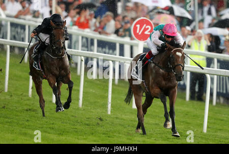 Aktivieren von Jockey Frankie Dettori geritten gewinnen die Investec Eichen am Ladies Day während der 2017 Investec Epsom Derby Festival in Epsom Racecourse, Epsom. Stockfoto