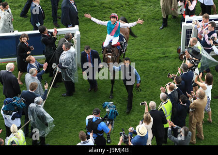 Jockey Frankie Dettori feiert nach seinem Sieg fahren auf Enabke in die Investec Eichen am Ladies Day während der 2017 Investec Epsom Derby Festival in Epsom Racecourse, Epsom. Stockfoto