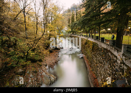 Borjomi, Samzche-Dschawacheti, Georgia. Malerische Aussicht auf Herbst Borjomula Gebirgsfluss. Landschaft mit langen Belichtungszeiten. Niemand Stockfoto