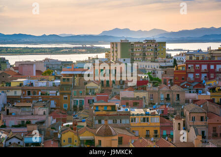 Cagliari Altstadt, Blick auf Cagliari Altstadt in der Dämmerung mit der Stadt Lagune in der Ferne, Sardinien. Stockfoto