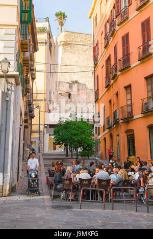 Cagliari-Sardinien-Café, Touristen entspannen Sie sich auf eine Bar Terrasse in der Nähe von Via Giuseppe Manno im Stadtteil Marina Cagliari, Sardinien. Stockfoto