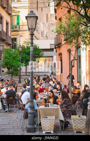 Cagliari-Sardinien Bar Touristen entspannen Sie sich auf eine Bar Terrasse in der Nähe von Via Giuseppe Manno im Stadtteil Marina Cagliari, Sardinien. Stockfoto