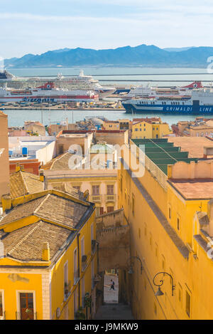 Cagliari Altstadt, Blick auf die Altstadt mit dem Hafen und Fähre Schiffe in der Ferne, Sardinien. Stockfoto