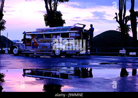 Ein multi Jeepney Bus auf der Insel Bohol in den Zentralen Visayas Region der Philippinen farbige Stockfoto