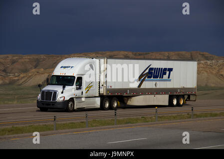 SCHNELLEN Transport Lastwagen unterwegs entlang einer ländlichen US-Highway. Stockfoto